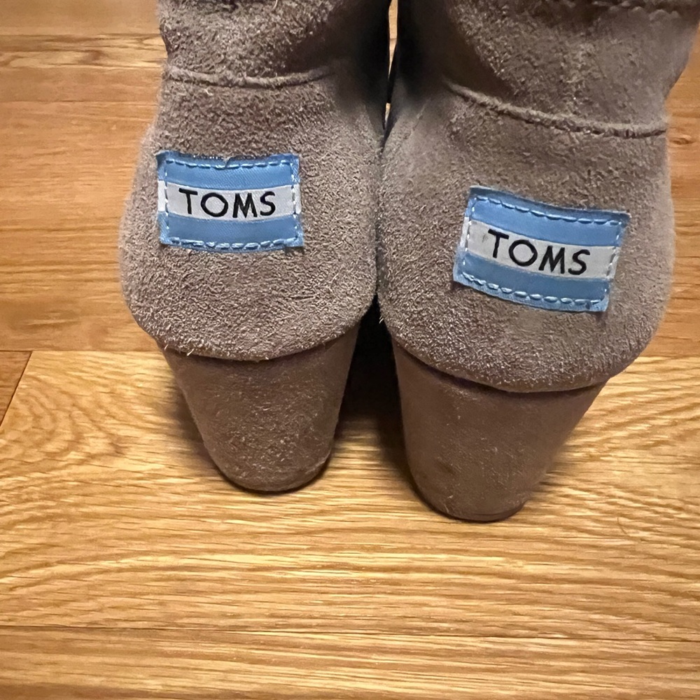 Tom’s booties. Lace up booties. Brown boots. Tan booties. EUC. Suede material. - Picture 4 of 4